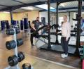 Bild: Portner
Thomas Albang (links) übernimmt das Oberviechtacher Fitnessstudio „Dailyfit“ von der bisherigen Inhaberin Simone Sempf (rechts). Der 34-Jährige stemmt auch den Umzug des Geräteparks in die neue Halle.