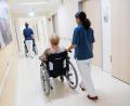 Symbolbild: Daniel Bockwoldt/dpa
Im Idealfall sollen Patienten aus der Akutgeriatrie wieder in ihr gewohntes häusliches Umfeld zurückkehren können.