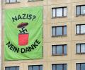 Archivbild: dpa
Ein Plakat hängt anlässlich eines Aufmarschs von Rechtsextremisten an einem Haus. Im Stadtmuseum finden zwei kostenlose Workshops mit Argumentationstraining statt.