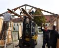 Bild: ubb
Der Aufbau der Budenstadt beginnt immer mit der Installation der Hütten direkt auf der Fischhofbrücke. Hauptorganisator Franz Göhl (re. hinten) legte selbst mit Hand an. Die Holzbuden hat er vor gut acht Jahren selbst konstruiert und gebaut.