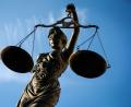 Bild: David-Wolfgang Ebener/dpa
Justitia muss in Weiden gerade ausloten, ob und wer sich berechtigt oder unberechtigt Zugriff auf das Konto eines verstorbenen Handwerkers schaffen wollte.