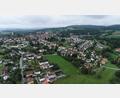 Bild: bey
Die Freifläche (Bildmitte) wird das Baugebiet "Am Forsthaus". Der entsprechende Bebauungsplan wurde vom Stadtrat beschlossen.