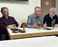 Bild: Schmidberger/exb
Die Markträte der Siedlerliste Hans-Peter Hierl, Karlheinz Dausch und Joachim Stammwitz (von links) sprechen über kommunale Pläne.