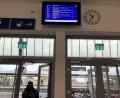 Symbolbild: Gabi Schönberger
Donnerstagmorgen am Bahnhof in Weiden: Ein Laufband auf der Anzeige weist auf die Streik-Problematik hin. Viele Reisende setzen an diesem Morgen aber nicht auf den Zug.