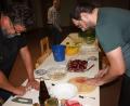 Bild: Christa Roßmann/epd
Jeweils in Zweierteams bereiten die "wilden Kerle" leckeres Essen zu - garantiert vegetarisch.