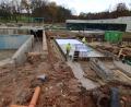 Bild: mfh
Noch ist das Areal im Waldbad eine einzige Baustelle: Links das Springerbecken, rechts verlegen Arbeiter gerade die Dämmung für die Bodenplatte des neuen Bademeistergerätehauses. Im Hintergrund die neue Wärmehalle und das neue Schwimmerbecken.