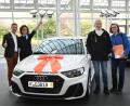 Bild: Volksbank Raiffeisenbank/exb
Markus Eichenseer vom Gewinnsparverein Bayern und Kundenberaterin Daniela Gräf-Giehl von der Volksbank-Raiffeisenbank Nordoberpfalz gratulieren Ludwig und Petra Fröhlich von links zum neuen Auto.