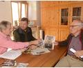 Bild: bey
Die Altbürgermeister Johann Walbrunn (links) und Willi Reil (rechts) gehen mit Bürgermeister Rainer Rewitzer beim Betrachten der Bilder zurück zum Beginn der Partnerschaft mit der Stadt Bor, vormals Haid.