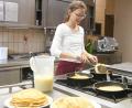 Bild: Gabi Schönberger
Corinna Busch bereitet Pfannkuchen zu. Die 27-Jährige, seit kurzem Hauswirtschaftsmeisterin, arbeitet im "Goldenen Löwen" in Moosbach.