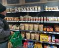 Bild: Stefanie Roth
Kaffee, Tee oder Gewürze: Fast alles in den Regalen im "Regio-Markt" in Trabitz kommt aus der Region.