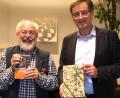 Bild: Hirsch
Verleger Fritz Pustet (rechts) bedankt sich bei Autor Alfred Wolfsteiner (links) für die Zusammenstellung der "Kleinen Stadtgeschichte" mit einem Geschenk.