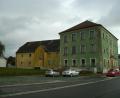 Bild: bjp
Schluss mit der Schotterwüste: Begrünt und barrierefrei soll sich der Klosterhofparkplatz (links) in naher Zukunft präsentieren. Die symmetrische Ästhetik der Westfassade des "Hauses der Heimat" (rechter Bildrand) soll erhalten bleiben. Die Renovierungsbedürftigkeit des gut 120 Jahre alten Gebäudes ist unübersehbar.