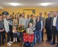 Bild: Gemeinde Plößberg/exb
Emma Hopf (vorne sitzend) feierte ihren 100. Geburtstag. Zahlreiche Besucher kamen ins BRK-Seniorenheim, um ihr zu gratulieren.
