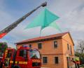 Bild: Wolfgang Steinbacher
Die Drehleiter der Feuerwehr Hirschau hievt das hellgrüne Folien-Notdach über den Neubau, der als Übungsobjekt dient.