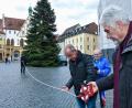 Bild: Stephan Huber
Die Veranstalter des Amberger Weihnachtsmarkts, vermessen den Marktplatz. Rund 2 000 Quadratmeter habe die Ausmessung des Marktplatzes nach der neuen Gema-Richtlinie ergeben – Das bedeutet 5000 Euro Mehrkosten.
Von links: Karl-Heinz Kaiser, Gerd Ziegler, Peter Harant, Andreas Raab.