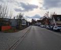 Bild: sne
Über die Alte Amberger Straße wird der Festzug durch die Lagerwache 1 in den Truppenübungsplatz marschieren.