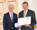 Bild: Regierung der Oberpfalz/Stühlinger-Weinhändler/exb
Regierungspräsident Walter Jonas (links) ehrt Franz Ziegelmeier aus Fensterbach.