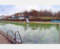 Bild: bsc
Das Freibad Friedenfels ist seit 54 Jahren im Sommer eine beliebte Freizeitanlage. Allerdings müsste kräftig investiert werden. Doch für eine Sanierung hat die Gemeinde derzeit kein Geld.