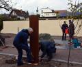 Bild: Helmut Langhammer/exb
Eine der drei neuen Poesiestelen wird im „Obstgarten“ montiert.