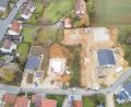 Bild: Thilo Hierstetter
Die Breitenbrunner Straße (am rechten Bildrand verläuft die Südstraße) zählt gefühlt auch noch zum Stadtteil Loderhof. Dort hat die Stadt Sulzbach-Rosenberg ein kleines Areal mit sechs Baugrundstücken ausgewiesen. Zwei Häuser stehen dort bereits, die Restflächen sollen zeitnah bebaut werden.