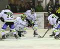 Bild: Roland Halmel
Die Amberger Abwehr mit Keeper Timon Bätge hat in dieser Szene alles im Griff. Den Wild Lions gelang in Schongau ein verdienter 4:1-Sieg.