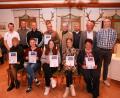 Bild: egl
Die Geehrten für 10 und 20 Jahre mit Vorsitzendem Florian Könner (Zweiter von links), Kommandant Michael Reindl (links), Zweitem Vorsitzender Fabian Schneck (rechts), Bürgermeister Roland Strehl (Zweiter von rechts) und Drittem Bürgermeister und Ehrenkommandant der Feuerwehr Haselmühl, Hubert Blödt (Vierter von rechts).