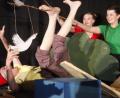 Bild: Hirsch
Schneider Böck (Josef Götz) stürzt in den Bach. Max und Moritz (Anna Götz und Lea Starkmann) haben die Brücke angesägt. Die Gänse helfen ihm aus dem Wasser.