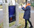 Bild: prh
Von angebrachten QR-Codes können an jeder der sieben Stationen des Meditationswegs in der Felixallee besinnliche Texte auf das Handy geladen werden. Auf Youtube gesprochen wurden sie von Roswitha Jobst.