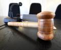 Symbolbild: Uli Deck/dpa
Noch ist das Urteil in Weiden nicht gesprochen. Der Vorwurf: Ein 45-Jähriger soll seine Freundin übelst misshandelt haben.