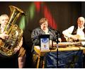 Bild: mab
"Uns ko ma halt schlecht überseng" stellten sich die drei Musikanten der "Blechernen Saitn" humorvoll in Schwarzenfeld vor.