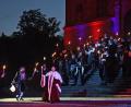 Bild: Petra Hartl
Eine imposante Bühne gaben die Stufen vor dem Hauptportal der Mariahilfbergkirche ab. Im nächsten Jahr wird das Amberger Welttheater beim Wasserrad auf dem Landegartenschaugelände gespielt.