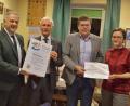 Bild: Gemeinde Neusorg/exb
Landrat Roland Grillmeier (von links), Bürgermeister Herr Peter König, Dr. Stefan König und Manuela Pappenberger, Kreisfachberatung des Landratsamtes, bei der Preisverleihung.