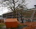 Bild: as
Das neue Trapezblechdach sitzt bereits auf der Sporthalle. An den Außenwänden wurden rundum Wärmedämmplatten angebracht.
