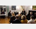 Bild: le
Der gebürtige Flosser Lyriker Manfred Mühlbauer, Klara Bäumler (Klavier) und Maren Gleixner (Gesang) (von links ) gestalteten im Alten Pflegschloss einen besonderen Abend voller Lyrik.