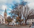 Bild: Susanne Forster
Die beiden Kastanien am Bärnauer Marktplatz sind schon mindestens 100 Jahre alt. Allerdings belasten Totholz und Fäulnis die Bäume, die Verkehrssicherheit ist beeinträchtigt. Der Stadtrat entschied sich für eine Entnahme und eine anschließende Neupflanzung.