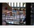 Symbolbild: Armin Weigel/dpa
Leere Stühle an der Universität Regensburg: An Bayerns Universitäten und OTH's wird aktuell gestreikt.