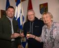 Bild: bey
Bürgermeister Rainer Rewitzer gratuliert seinem ehemaligen Stadtrat und Zahnarzt Dr. Peter Trstan zum 80. Geburtstag, und stößt auch mit Martha Trstan auf die weitere Zukunft des Jubilars an.
