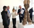 Bild: Hirsch
Die japanische Bildhauerin Ayaka Terajima erläuterte den Besuchern der Ausstellungseröffnung ihre künstlerische Intention. Sie ist fasziniert von den Transformationsprozessen des Designs und des Materials im Zeitalter der Massenproduktion.