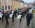 Bild: sne
Bei strömendem Regen zieht der Umzug von der Kirche zum Marienplatz.