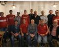 Bild: FC Bayern Fanclub Schönkirch/exb
Der neu gewählte Vorstand des FCB-Fanclub „Stiftland Bazis“ mit (stehend, von links) Michael Helgert, Christoph Mayer, Matthias Rübl, Lukas Strickner, Michael Preisinger, Kassier Andreas Schuller, Jürgen Preisinger, Tobias Schedl, Moritz Härtl sowie (sitzend, von links) Rainer Löw, Wolfgang Schön, Vorsitzender Markus Preisinger, Zweiter Vorsitzender Georg Strickner und Ernst Krapfl.