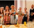 Bild: DJDS AMBERG/Hendrik Rosenboem
Die Schülerinnen des P-Seminars "Klosterbier" beim Ausschank: Emilia Bauer (von links), Lilly Zagel, Jasmin Herz, Franziska Ascherl, Michaela Kölbl und Kursleiter Felix Keilwerth.
