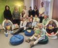 Bild: khg
Freude herrschte nach der Übergabe des Lesezimmers beim Vorstand des Fördervereins Freunde der Grund- und Mittelschule Vilseck 
mit Schülern der 2. und 3. Klasse und (hinten, von links) Fachoberlehrerin Edith Ruppert-Groher, Fördervereinsvorsitzende Barbara Streit, Christine Winkler, Tanja Schönl, Bianca Behrisch-Chappell, Sabrina Swift, Apotheker Florian Wild und (sitzend, von links) Iris Rittner und Susanne Plößner.