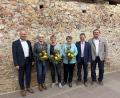 Bild: Stefanie Gradl
Bürgermeister Hans-Martin Schertl (rechts) und 2. Bürgermeister Thorsten Grädler (links) gratulierten Gertraud Schertl zum 25-jährigen Dienstjubiläum. Hildegard Ringer, Hildegard Irlbacher und Jochen Kontny (von links) wurden in den Ruhestand verabschiedet.