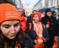Symbolbild: Oliver Berg/dpa
Eine Frau trägt zum "Orange Day" eine Mütze mit der Aufschrift "Keine Gewalt gegen Frauen und Mädchen". Ab 7. November will das Frauenforum Weiden-Neustadt zwei Wochen lang auf Gewalt an Frauen aufmerksam machen.