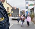 Bild: Petra Hartl
Die Sulzbach-Rosenberger Polizei zeigt an der Pestalozzi-Grundschule Präsenz.