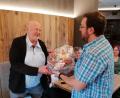 Bild: Eckl-Binder/exb
Vorsitzender Manuel Winkler verabschiedet Hans-Werner Habel (links) mit einem Geschenk.