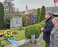 Bild: ga
Am Ehrenmal legt Bürgermeister Franz Grabinger zusammen mit Mitgliedern der SKK-Auerbachtal eine Blumenschale zum Gedenken nieder.