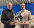 Bild: Rossmann/exb
IHK-Vertreter Josef Ebnet (rechts) würdigt Siegfried Rossmanns unternehmerische Leistung mit einem Geschenk.