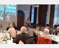 Bild: Elisabeth Lukas
Franz Völkl (Mitte) zeigt beim Seniorennachmittag der Pfarrei Bilder vom Kirchbau und Kirchweih der Pfarrkirche St. Sebastian Waldturn.