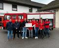 Bild: Friedl/exb
Stefan Fiedler (Sechster von links) von den LF 8-Freunden Oberköblitz übergibt die Spende an den Vorsitzenden der Feuerwehr Oberköblitz Matthias Lang (Vierter von links).